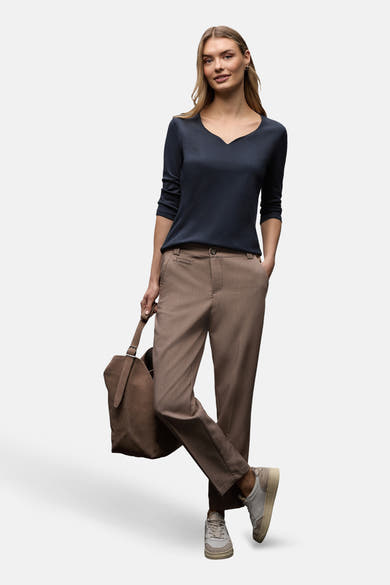 Blauw T-shirt met korte mouwen van STREET ONE, gedragen met een bruine broek, handen in de zakken.