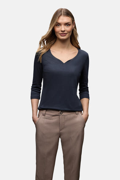 T-shirt à manches courtes bleu de STREET ONE, porté avec un pantalon marron, les mains dans les poches.