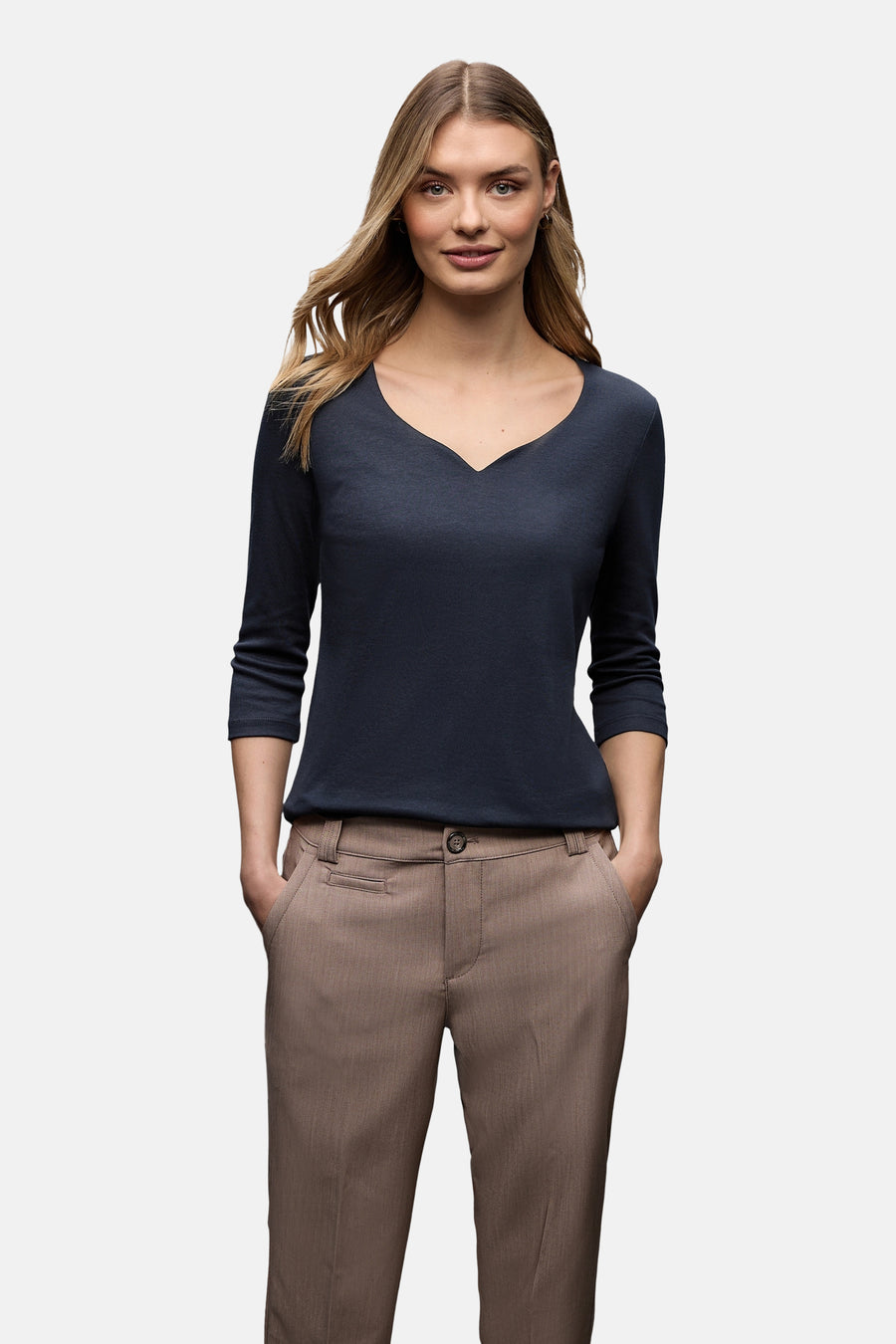 T-shirt à manches courtes bleu de STREET ONE, porté avec un pantalon marron, les mains dans les poches.