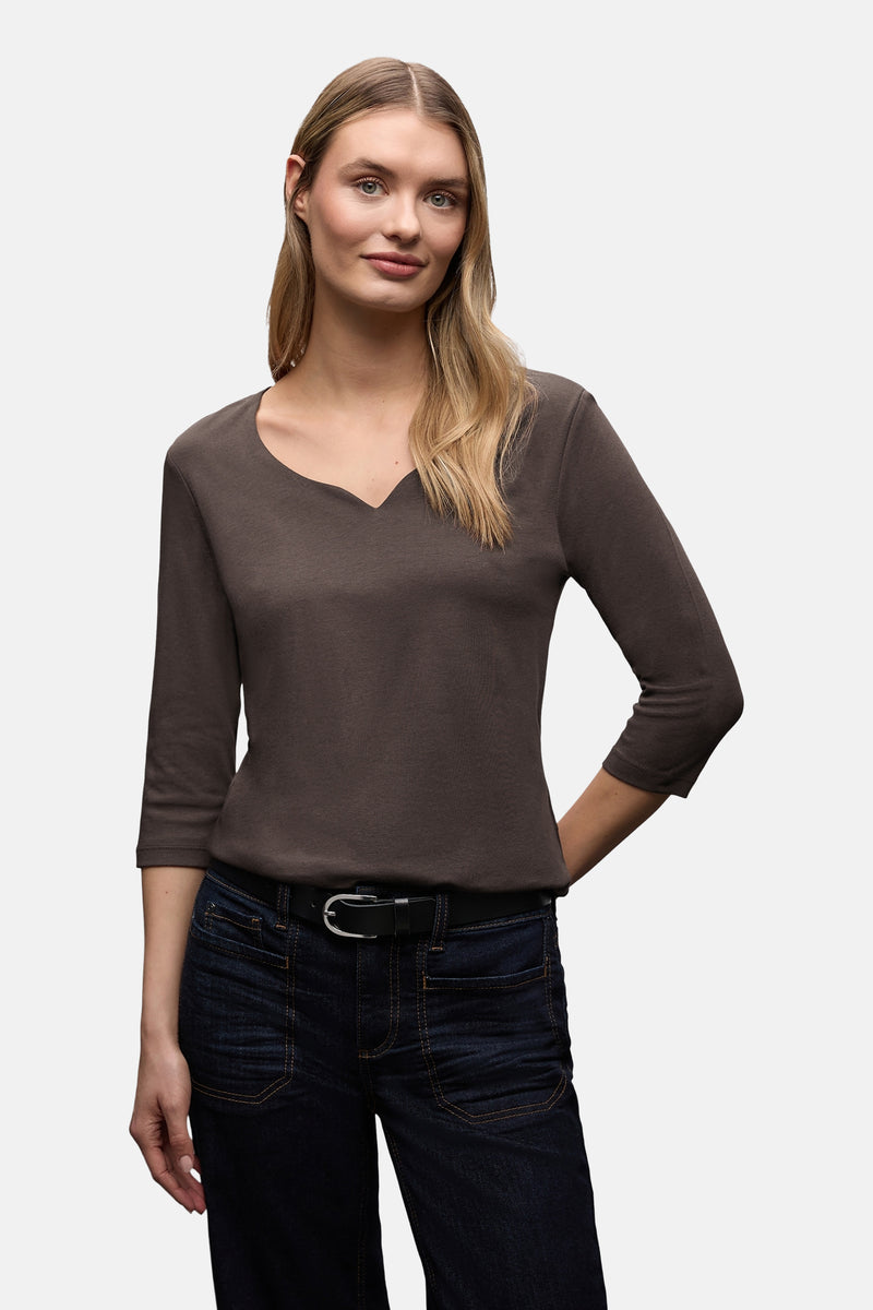 T-shirt à manches courtes brun de Street One, porté avec un jean et une ceinture noirs.