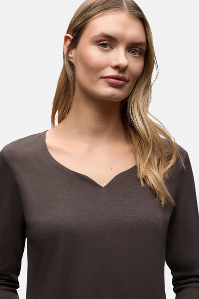 Bruin T-shirt met korte mouwen van Street One, met V-hals, gedragen door een blondine.