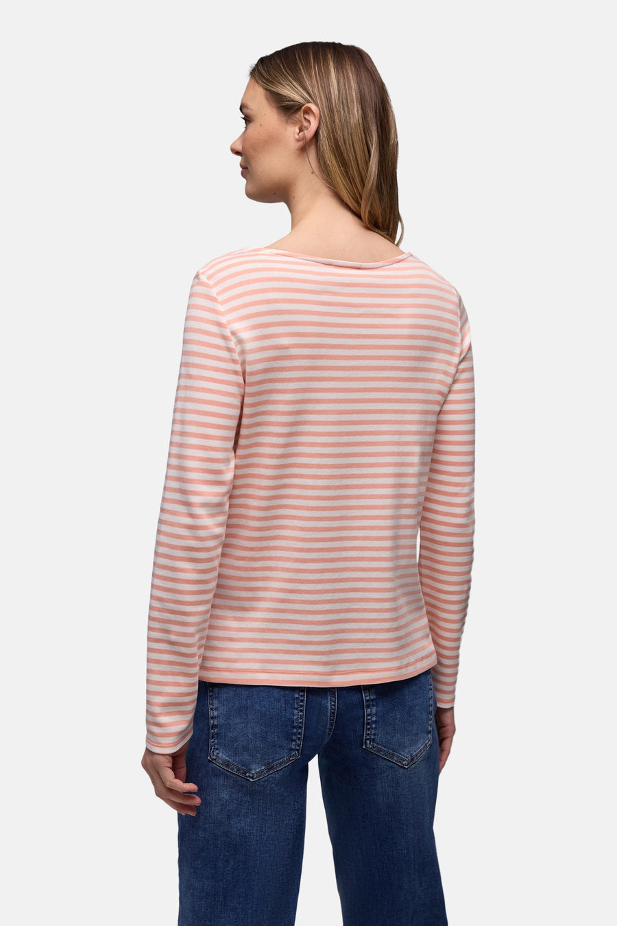 T-shirt à manches longues rose rayé de STREET ONE, porté avec un jean bleu, vue de dos.
