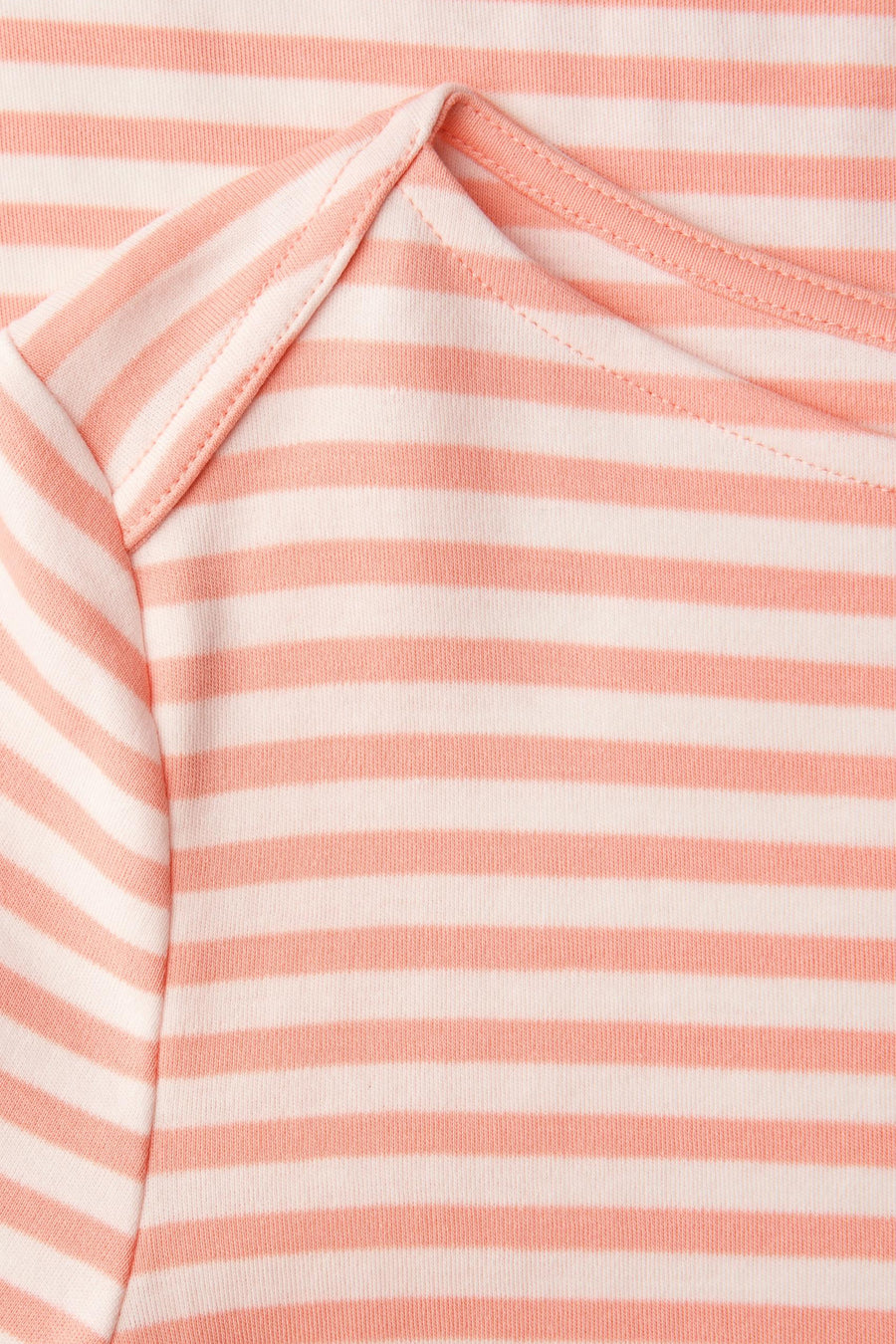T-shirt à manches longues rose par STREET ONE, motif rayé horizontal, détail de couture à l'encolure.