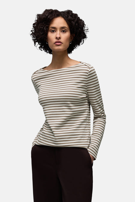 T-shirt à manches longues rayé marron et blanc de Street One, porté avec un pantalon foncé.

