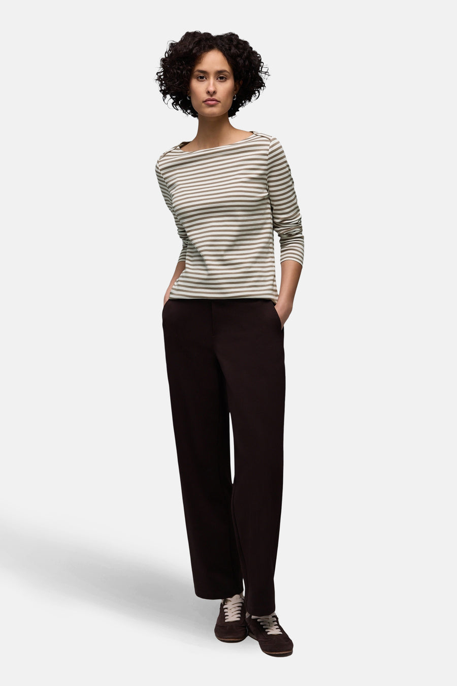 T-shirt à manches longues brun de Street One avec motif rayé et pantalon marron foncé.