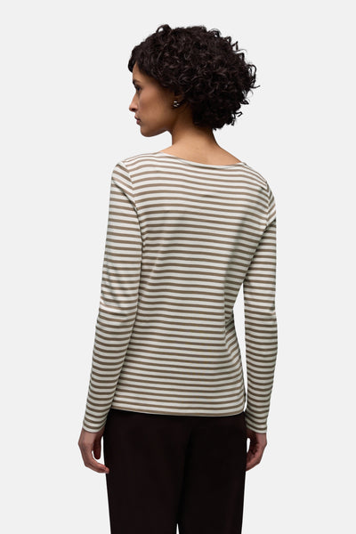 T-shirt à manches longues marron par STREET ONE, à rayures horizontales et porté avec un pantalon foncé.
