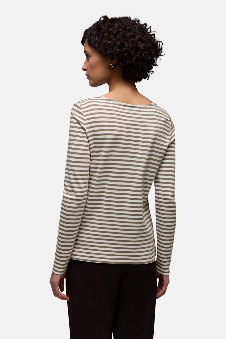 Bruin T-shirt met lange mouwen van STREET ONE, met horizontale strepen en gedragen met een donkere broek.