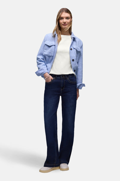 T-shirt à manches longues blanc de Street One, porté avec une veste et un jean foncé.