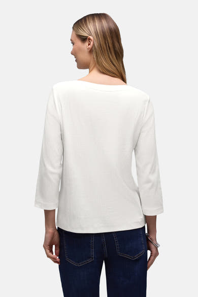 Wit T-shirt met lange mouwen van Street One, met geribbelde textuur, gedragen met een donkerblauwe jeans.