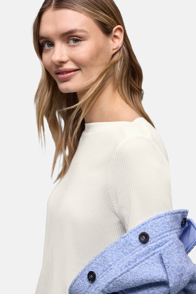 Wit T-shirt met lange mouwen van Street One, gedragen met een lichtblauwe tweed jas.