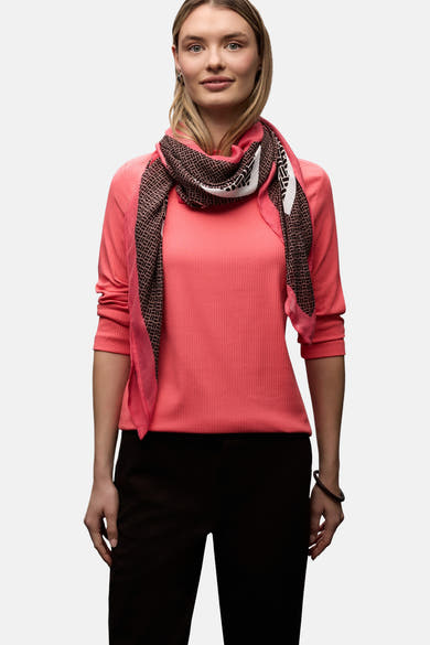 T-shirt corail à manches longues de Street One, porté avec un foulard à motifs géométriques et un pantalon noir.
