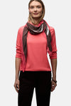 T-shirt corail à manches longues de Street One, porté avec un foulard à motifs géométriques et un pantalon noir.
