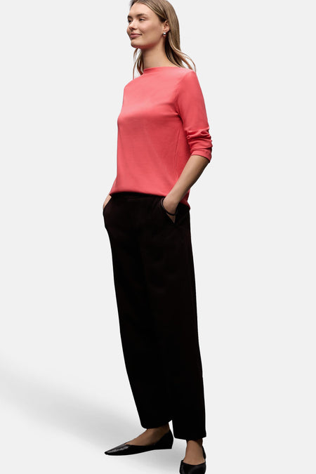 T-shirt corail à manches longues par STREET ONE, porté avec un pantalon noir ample et des ballerines noires.
