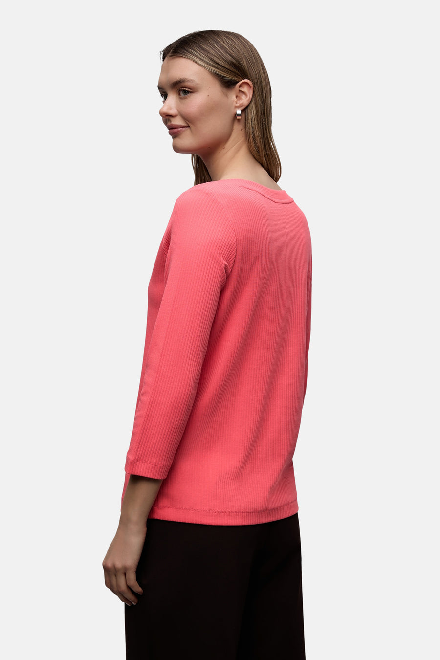T-shirt à manches longues corail de Street One, en maille côtelée, porté avec un pantalon noir.