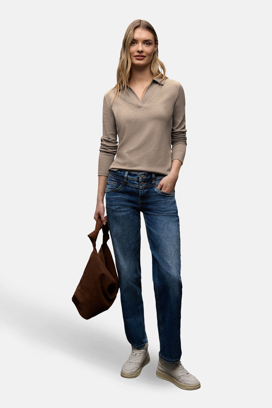 T-shirt à manches longues beige de Street One, porté avec un jean bleu et des baskets couleur crème.
