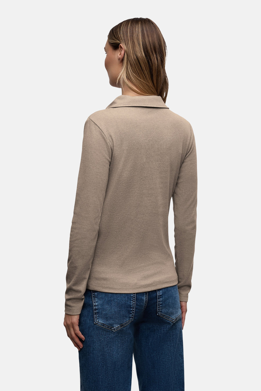 Beige T-shirt met lange mouwen van STREET ONE, van geribbelde jersey, gedragen met een blauwe jeans.