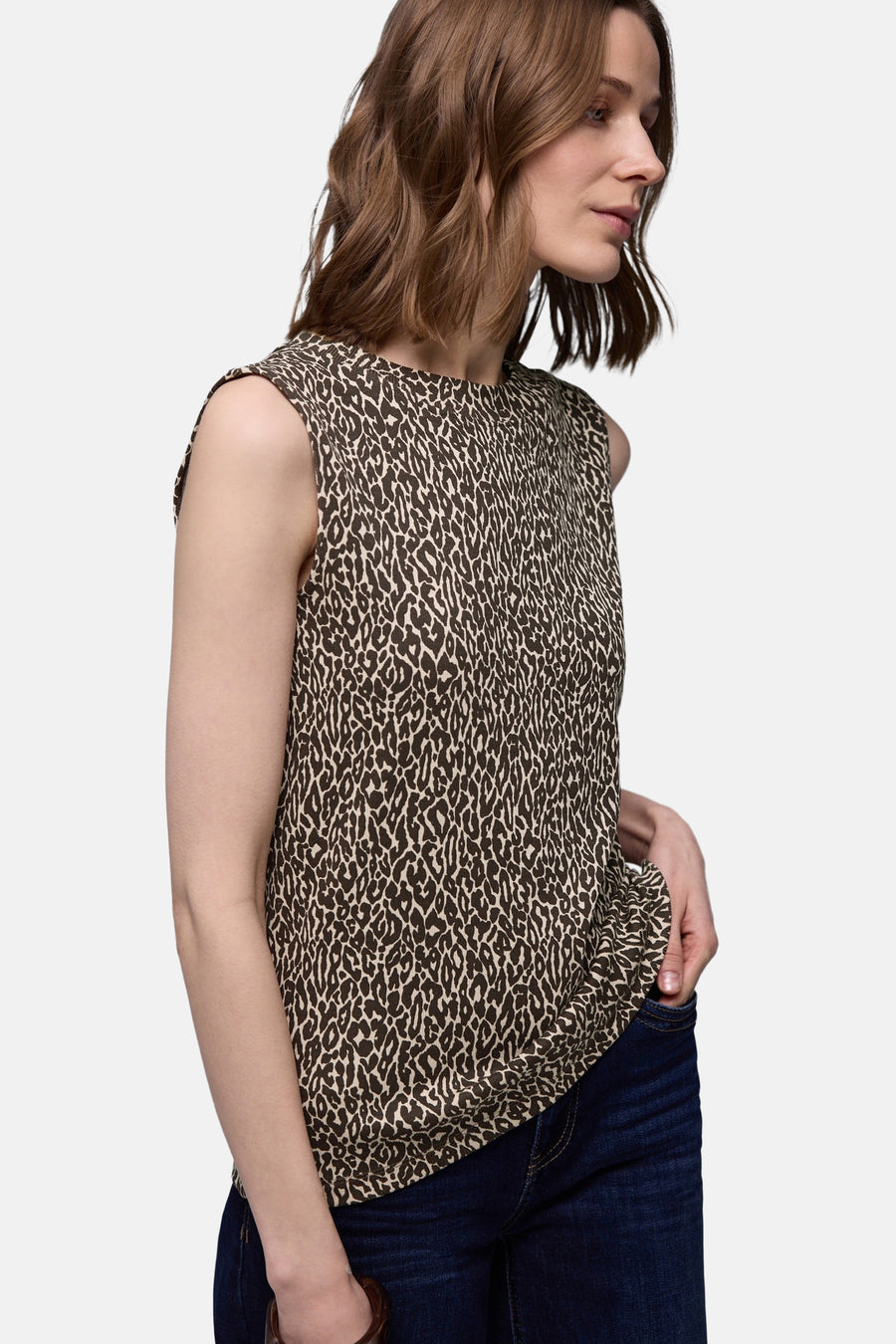Mouwloos bruin topje van Street One met dierenprint, gedragen met een donkerblauwe jeans.