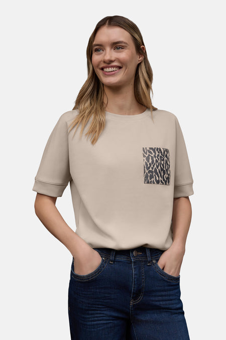 T-shirt beige à manches courtes de STREET ONE avec poche à motif léopard, porté avec un jean.