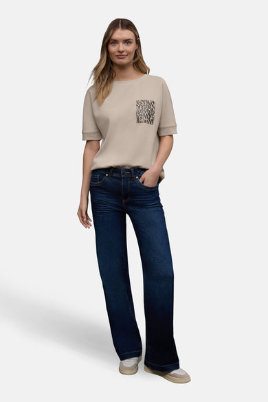 T-shirt beige à manches courtes de Street One, avec poche à imprimé léopard, porté avec un jean foncé.
