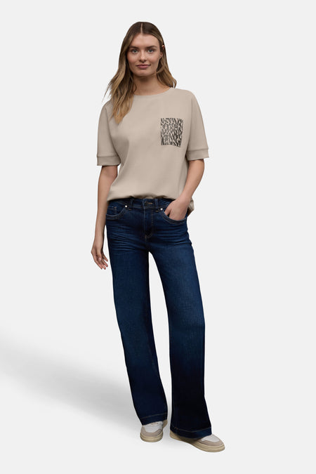 T-shirt beige à manches courtes de Street One, avec poche à imprimé léopard, porté avec un jean foncé.
