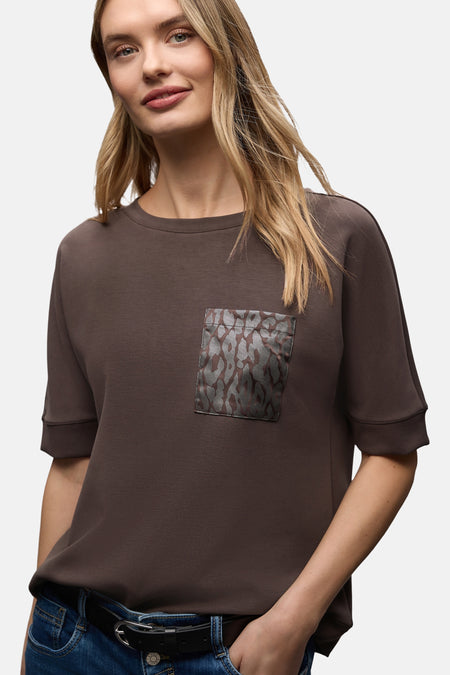 T-shirt à manches courtes brun de Street One, avec poche poitrine à motif léopard, porté avec un jean taille haute et une ceinture noire.
