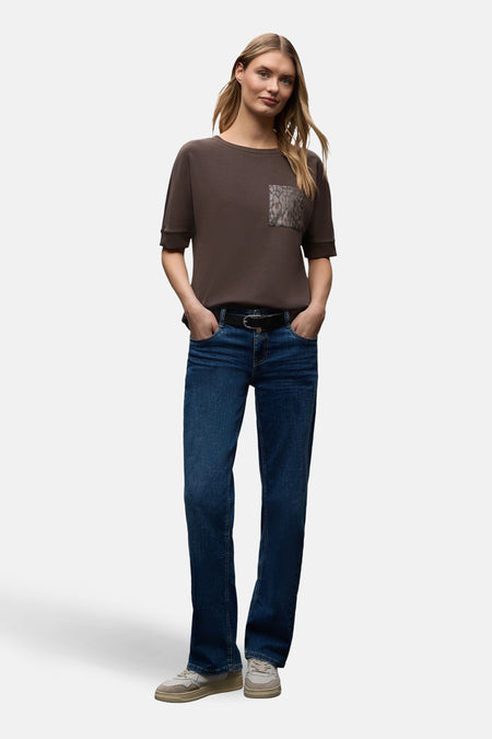 T-shirt à manches courtes brun de STREET ONE, avec poche à motif peau de serpent, porté avec un jean bleu.
