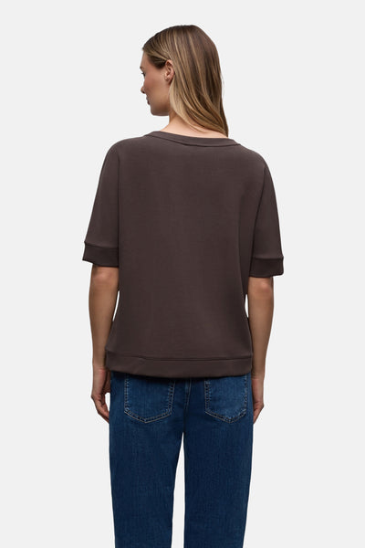 Effen T-shirt met korte mouwen bruin van Street One, gedragen met een blauwe jeans, achtergezicht.