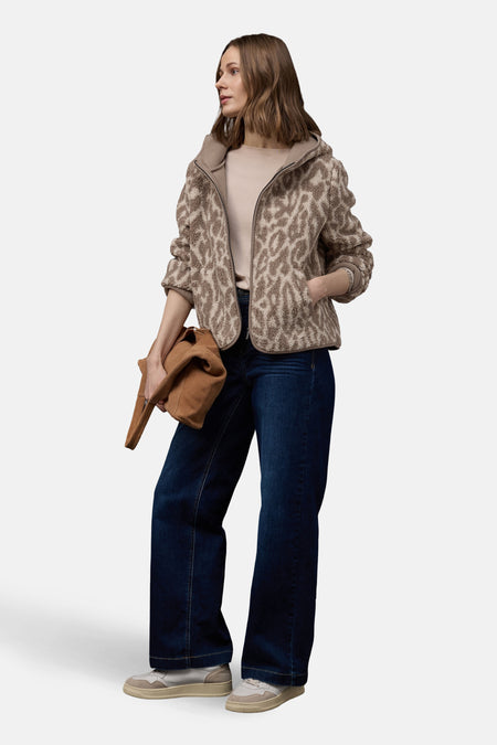 Veste courte beige de STREET ONE avec un motif animalier texturé, portée avec un jean large et un sac marron.