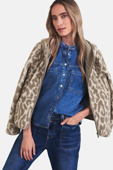 Kort beige jack met luipaardprint van STREET ONE, gedragen over een spijkerblouse en een blauwe broek.