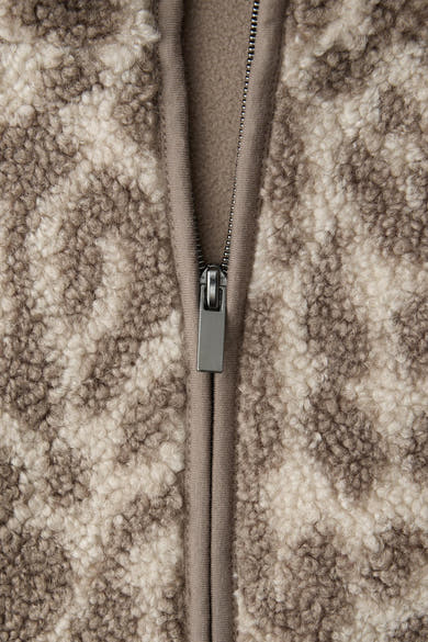 Korte beige jas van STREET ONE in schapenvachtpatroon met zilveren ritssluiting.