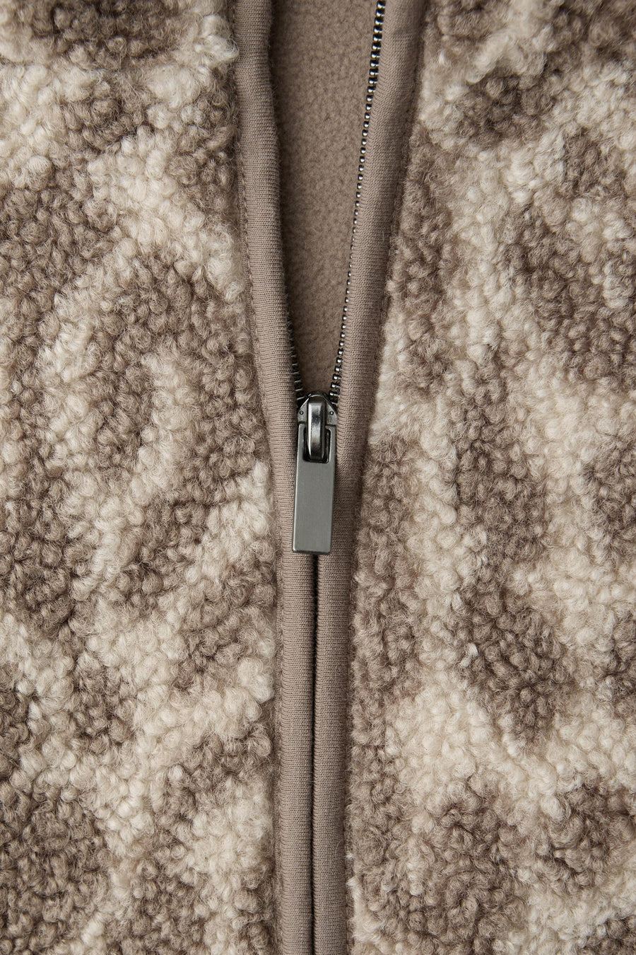 Korte beige jas van STREET ONE in schapenvachtpatroon met zilveren ritssluiting.