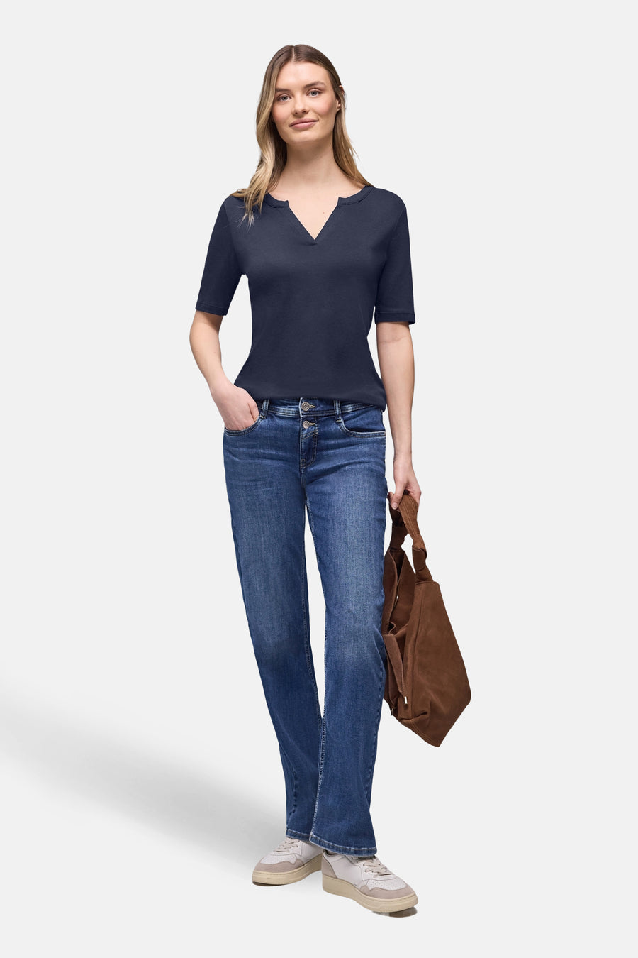 Blauw T-shirt met korte mouwen van Street One met V-hals, gedragen met een spijkerbroek en sneakers.