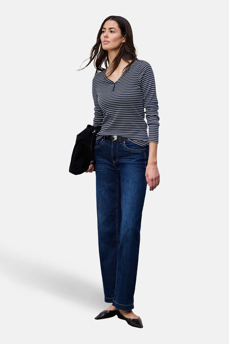 T-shirt à manches longues bleu par STREET ONE, rayures blanches horizontales, porté avec un jean et des ballerines noires.