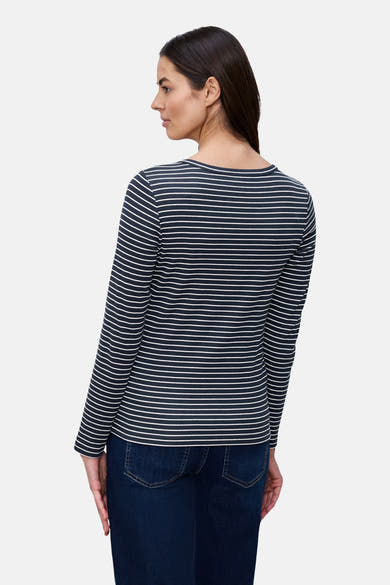 Blauwe T-shirt met lange mouwen van STREET ONE, met witte horizontale strepen, gedragen met een spijkerbroek.