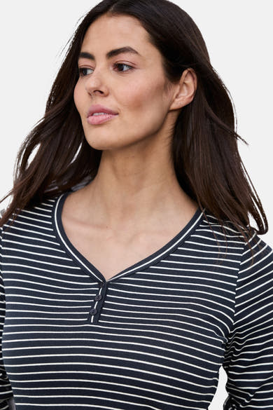 Blauwe T-shirt met lange mouwen van STREET ONE, gestreept, met een knoopsluiting bij de hals, gedragen door een vrouw met bruin haar.