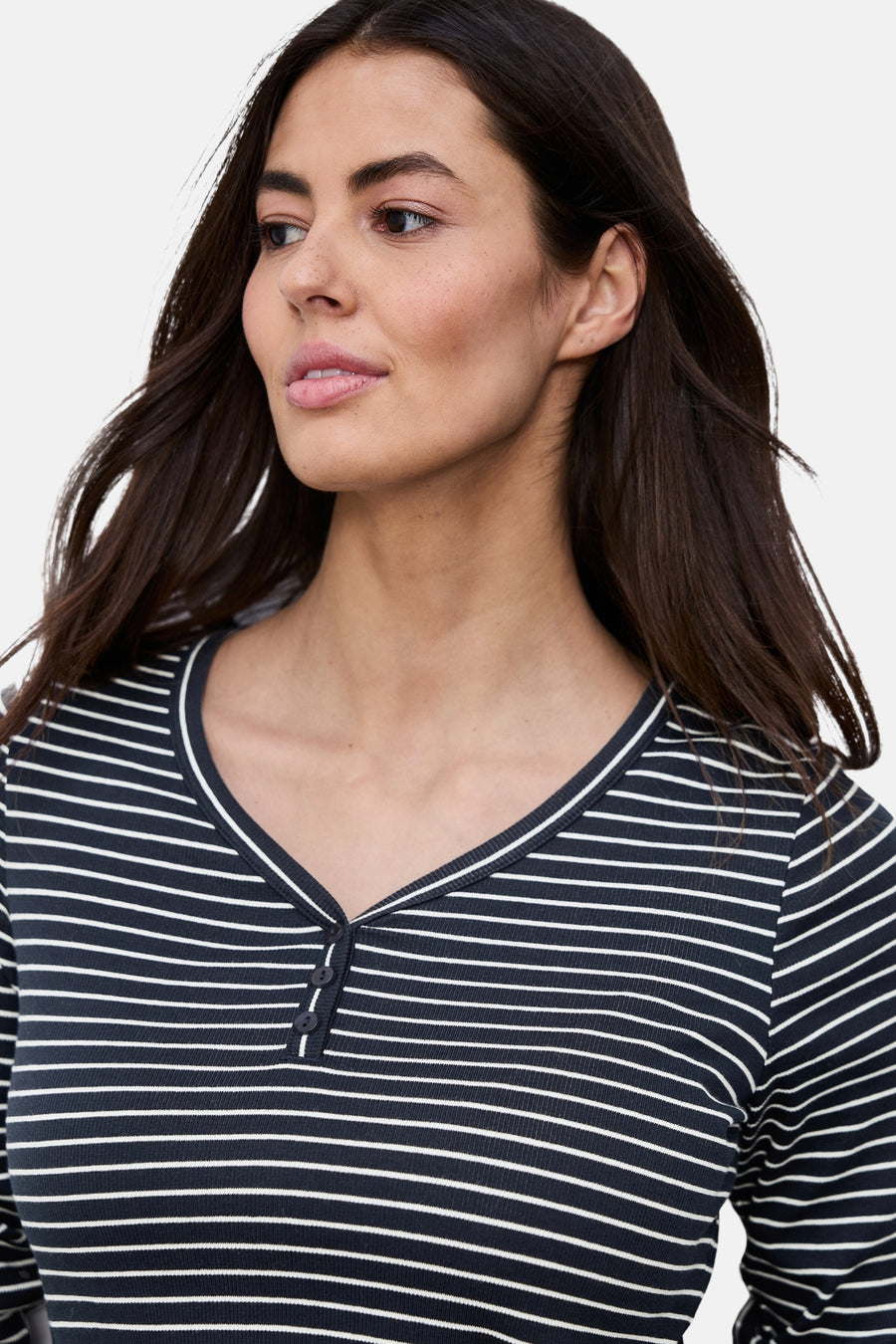 Blauwe T-shirt met lange mouwen van STREET ONE, gestreept, met een knoopsluiting bij de hals, gedragen door een vrouw met bruin haar.