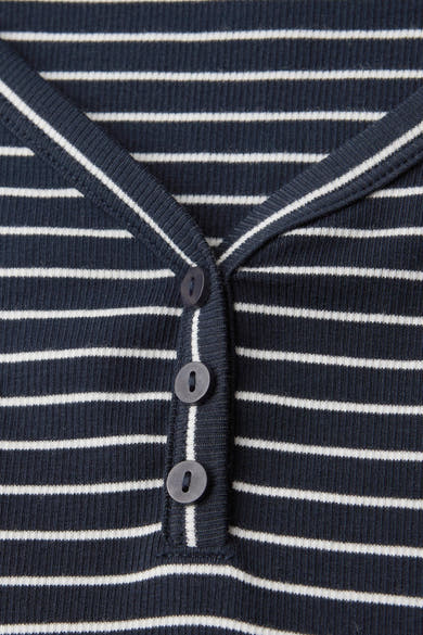 Blauwe T-shirt met lange mouwen van STREET ONE, met witte horizontale strepen en knoopsluiting.