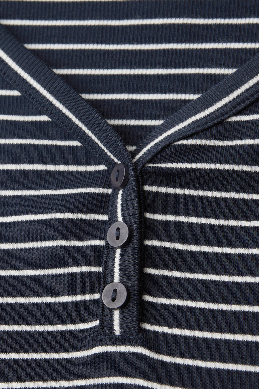 Blauwe T-shirt met lange mouwen van STREET ONE, met witte horizontale strepen en knoopsluiting.