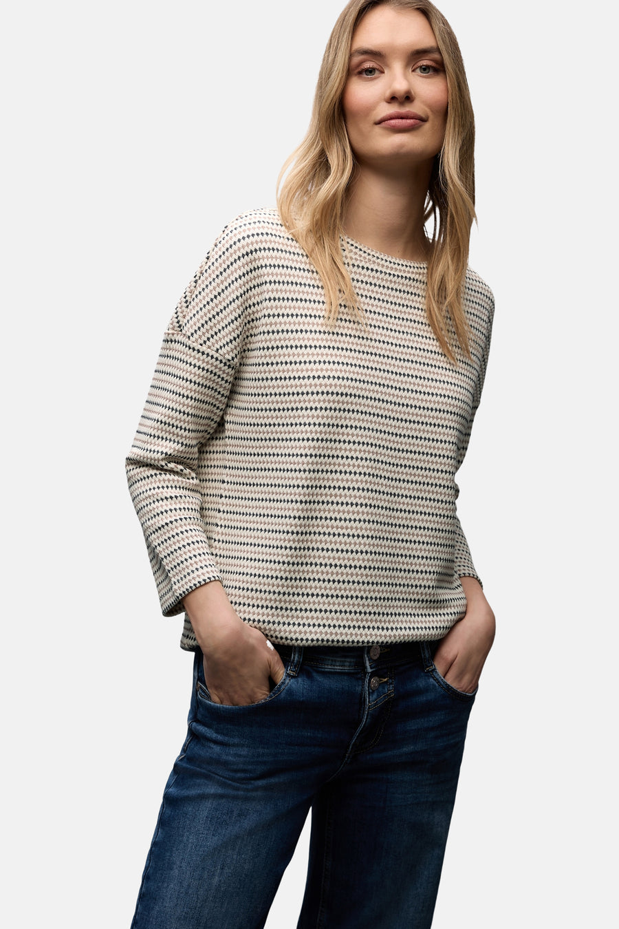 Multikleurig T-shirt met lange mouwen van Street One, met een subtiel geometrisch patroon en gedragen met een blauwe jeans.