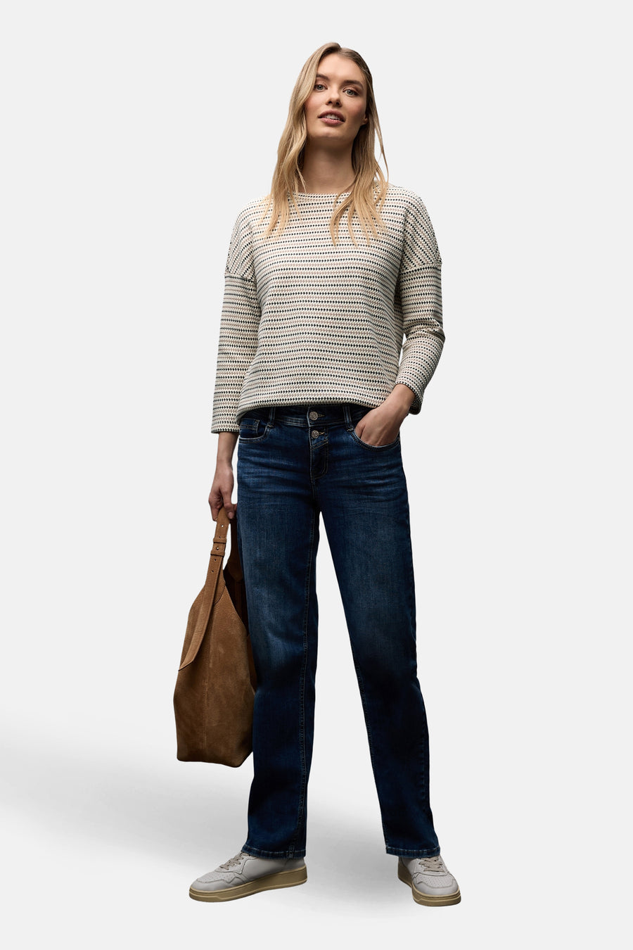 T-shirt à manches longues multicolore de STREET ONE, porté avec un jean bleu foncé et un sac en daim marron.