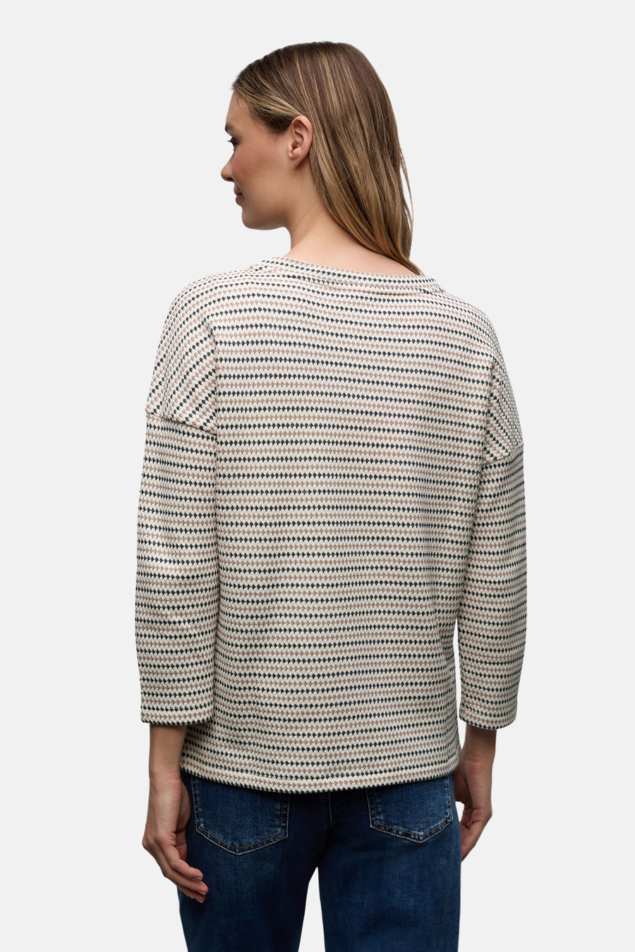 T-shirt à manches longues multicolore de Street One, avec un motif géométrique discret et porté avec un jean bleu.
