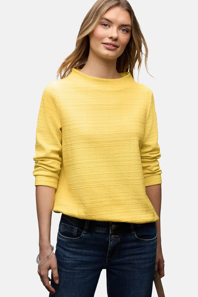 Gele T-shirt met lange mouwen van Street One met een textuurpatroon en gedragen met een spijkerbroek.