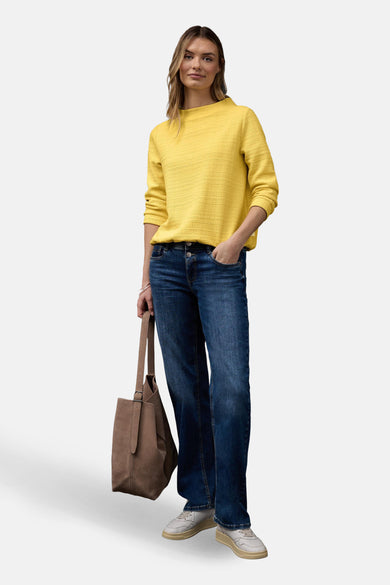 T-shirt à manches longues jaune de Street One avec un motif texturé et porté avec un jean.