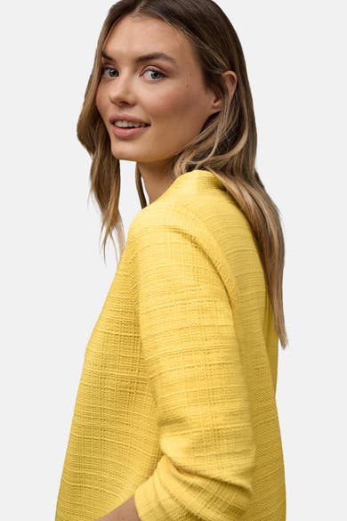 T-shirt à manches longues jaune de Street One, porté par une femme, avec un tissu texturé.