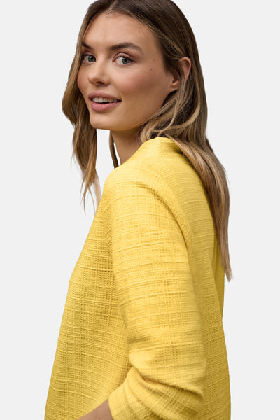 Gele T-shirt met lange mouwen van Street One, gedragen door een vrouw, met een getextureerde stof.