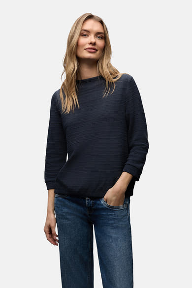 Blauwe T-shirt met lange mouwen van STREET ONE, gedragen met een spijkerbroek en sneakers.