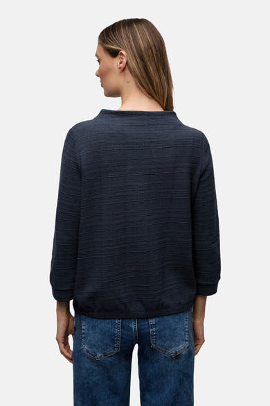 Blauwe T-shirt met lange mouwen van STREET ONE, met wafelstructuur, gedragen met een spijkerbroek. Achterzicht.