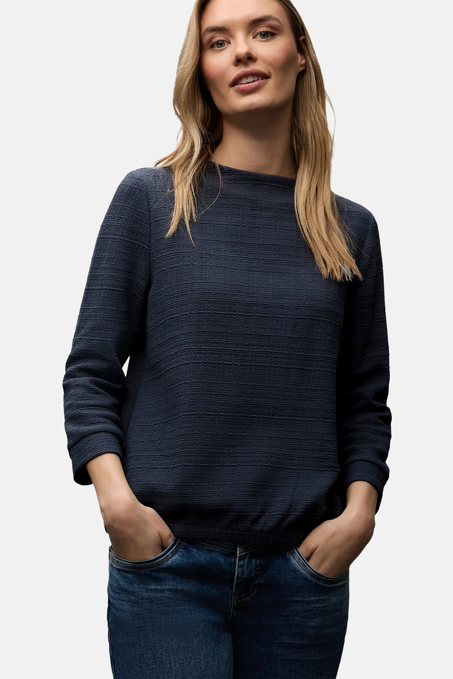 Blauw T-shirt met lange mouwen van Street One, wafelstructuur, gedragen met een casual spijkerbroek.