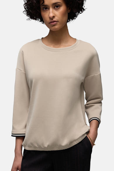 Beige ronde hals sweatshirt van Street One, met driekwart gestreepte mouwen en een zwart gestreepte broek.