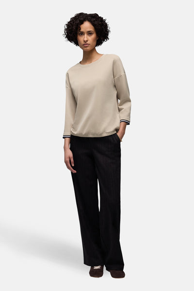 Sweat-shirt beige col rond de Street One, avec manches trois-quarts à rayures et pantalon rayé noir.
